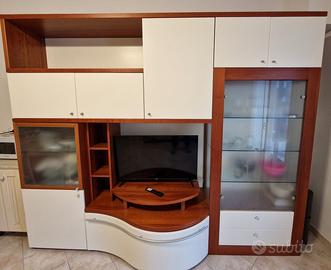 Mobile soggiorno color ciliegio e avorio.