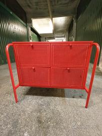 mobiletto in metallo colore rosso