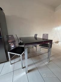 Tavolo e Sedie. Scavolini Giugiaro.