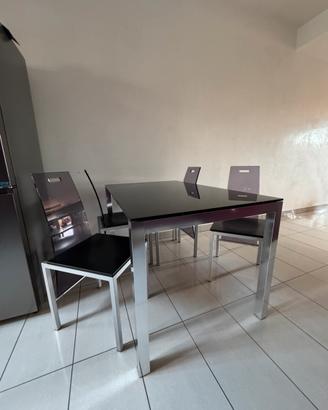 Tavolo e Sedie. Scavolini Giugiaro.