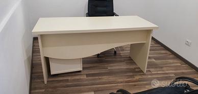 Scrivania con cassettiera