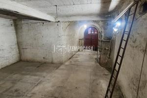 Locale deposito/rimessa con piano interrato - 181