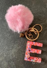 Porta chiavi con pon pon rosa e lettera E