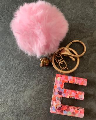 Porta chiavi con pon pon rosa e lettera E