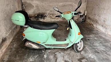 Vespa scooter et4 125