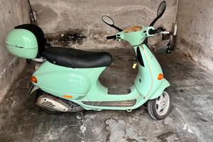 Vespa scooter et4 125