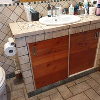 Mobile bagno con lavandino e rubinetto