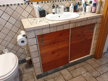 Mobile bagno con lavandino e rubinetto