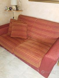 divano due posti a letto.