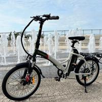 Bici elettrica argento piuma