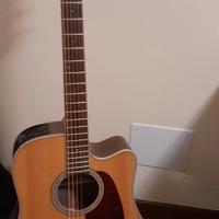 chitarra acustica e amplificatore