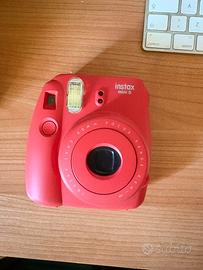 Instax Mini 8 Raspberry con tracolla