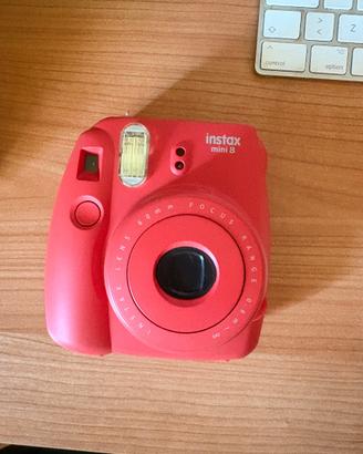 Instax Mini 8 Raspberry con tracolla