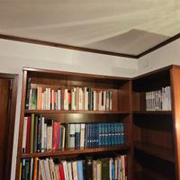 Libreria angolare a muro in legno 