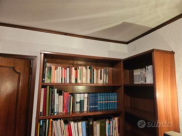 Libreria angolare a muro in legno 