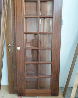 porta in legno scorrevole a vetri