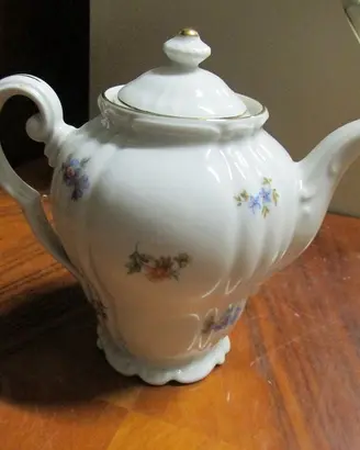 caffettiera in porcellana bianca con fiori