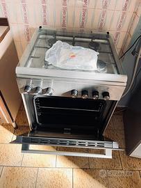 Cucina a gas con forno elettrico