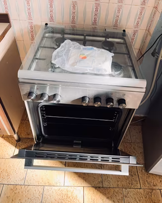 Cucina a gas con forno elettrico