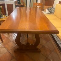 Tavolo rettangolare fisso con 4 sedie e lampadario