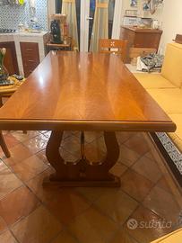 Tavolo rettangolare fisso con 4 sedie e lampadario