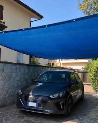 Copertura auto blu ombreggiante su misura