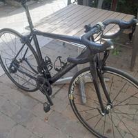 bicicletta da corsa in carbonio 