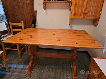 TAVOLO SEDIE APPENDIABII E COMODINI SESTRIERE