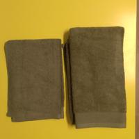 Set asciugamano + ospite verde cachi in cotone