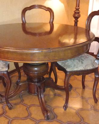 Tavolo allungabile e sedie stile classico