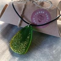 Collana con ciondolo in resina