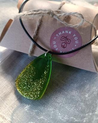 Collana con ciondolo in resina