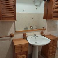 Mobilio completo per il bagno in legno.