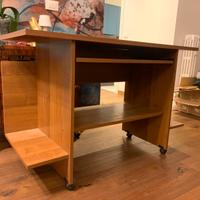 Scrivania in legno con ruote