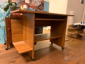 Scrivania in legno con ruote