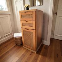 mobiletto da bagno in legno chiaro 