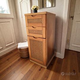 mobiletto da bagno in legno chiaro 