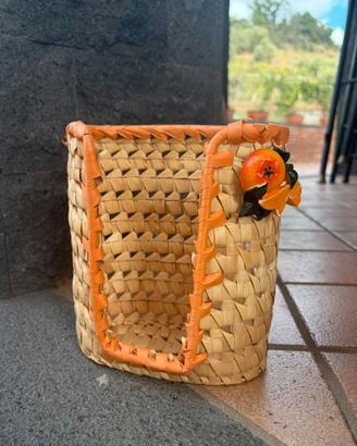 Coppia di accessori artigianali in paglia