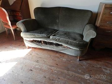 Divano in velluto da restaurare