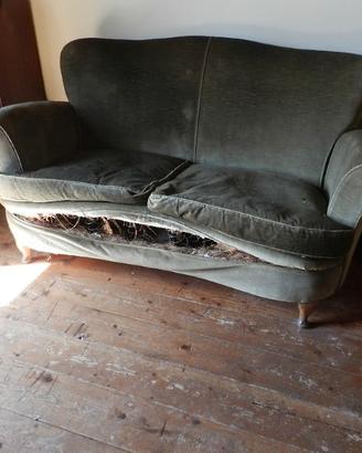 Divano in velluto da restaurare