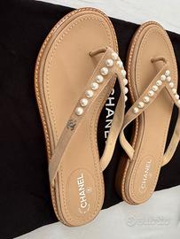 Sandalo infradito Chanel con perle