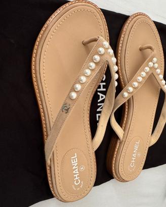 Sandalo infradito Chanel con perle