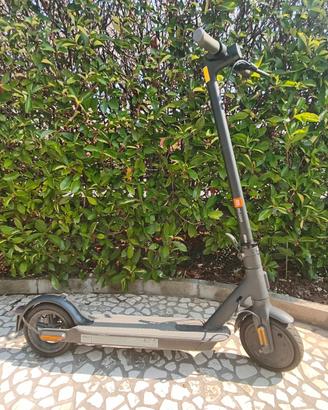 Monopattino Xiaomi Mi Electric Scooter Essential