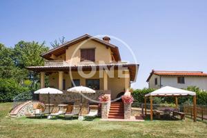 Villa di 200 m² con più di 5 locali e box auto dop