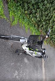 Bicicletta a pedalata assistita con 6 marce