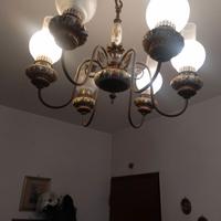 Lampadario a 6 bracci in ferro e decorazioni
