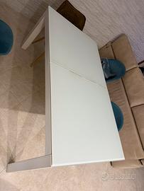 tavolo con vetro bianco e truttura bianca
