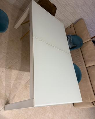 tavolo con vetro bianco e truttura bianca