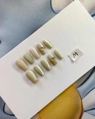 Manicure indossabile realizzata interamente a mano