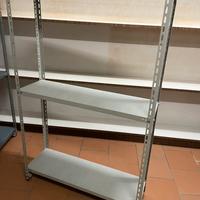 Scaffale metallico componibile con ruote. Carrello